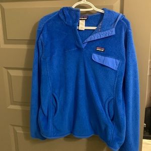 Patagonia: pullover with a hood and front pockets